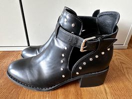 SCHWARZE ANKLE BOOTS MIT NIETEN