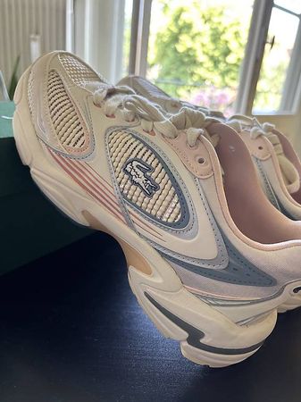 Neue LacosteSchuhe Gr. 39!
