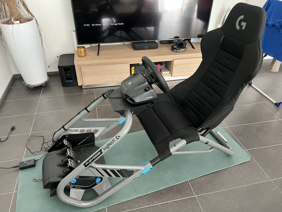 Logitech Controller: Playseat Trophy Logitech Edition + Logitech G923 PC / PS4/5 – Gebraucht aus Strengelbach von