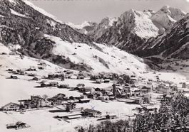 Klosters (Graubunden) mit Silvrettagruppe