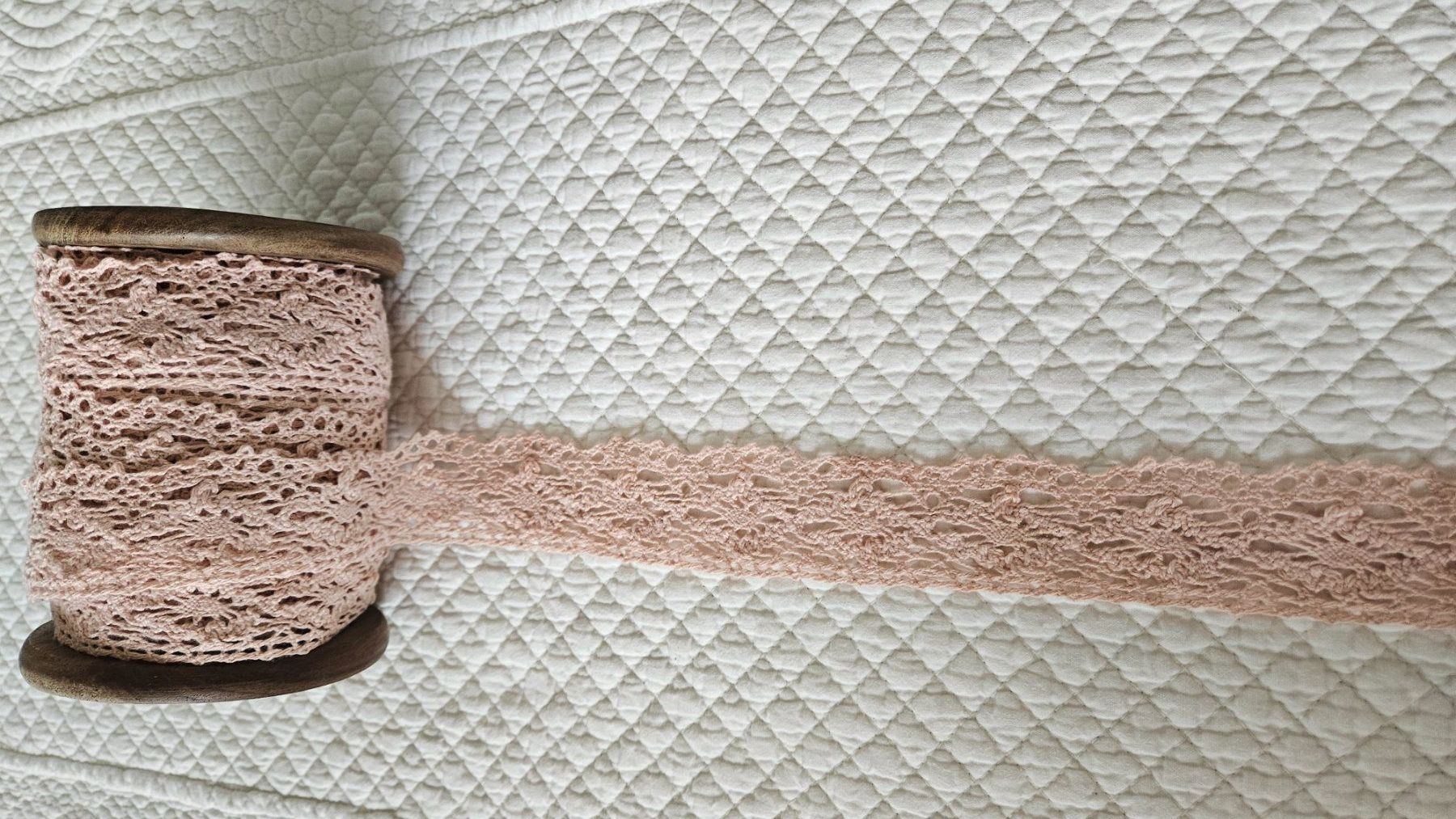 Stoffe: Holzspule mit rosa Häkelspitze Spitze 16 Meter – Neu (gemäss Beschreibung) aus Gossau ZH von LeoniesDeko 3