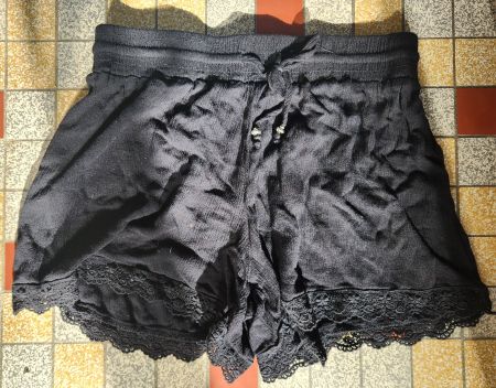 Short noir en dentelle taille S 100% viscose