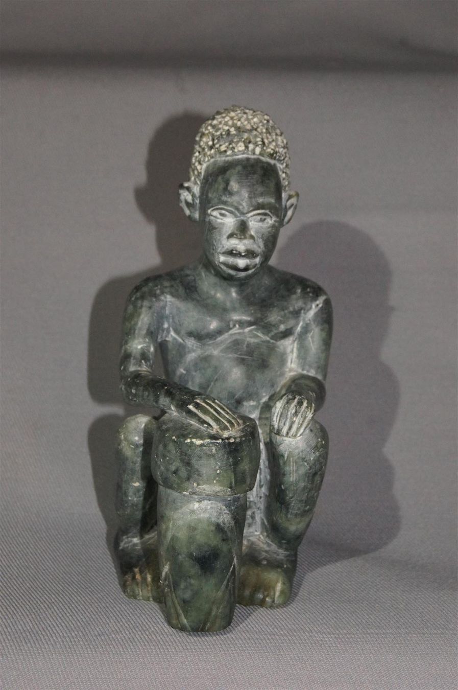 Skulpturen & Statuen: Afrikanischer Trommler aus Stein – Neu und originalverpackt aus Geroldswil von ARTEFACTO