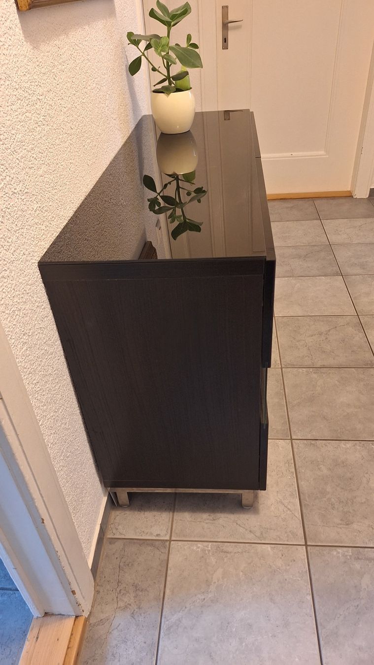 Cassettiere: Elegantes Hochglanz-Sideboard schwarz mit Glasablage – Usato da Zürich venduto da joh_5qf9 5