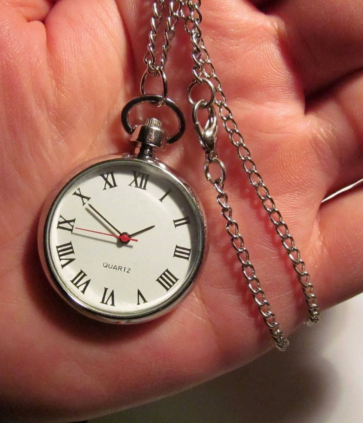 Uhren: Medico Umhängeuhr silbrig mit Kette – Neu und originalverpackt aus St. Margarethen TG von ursk10
