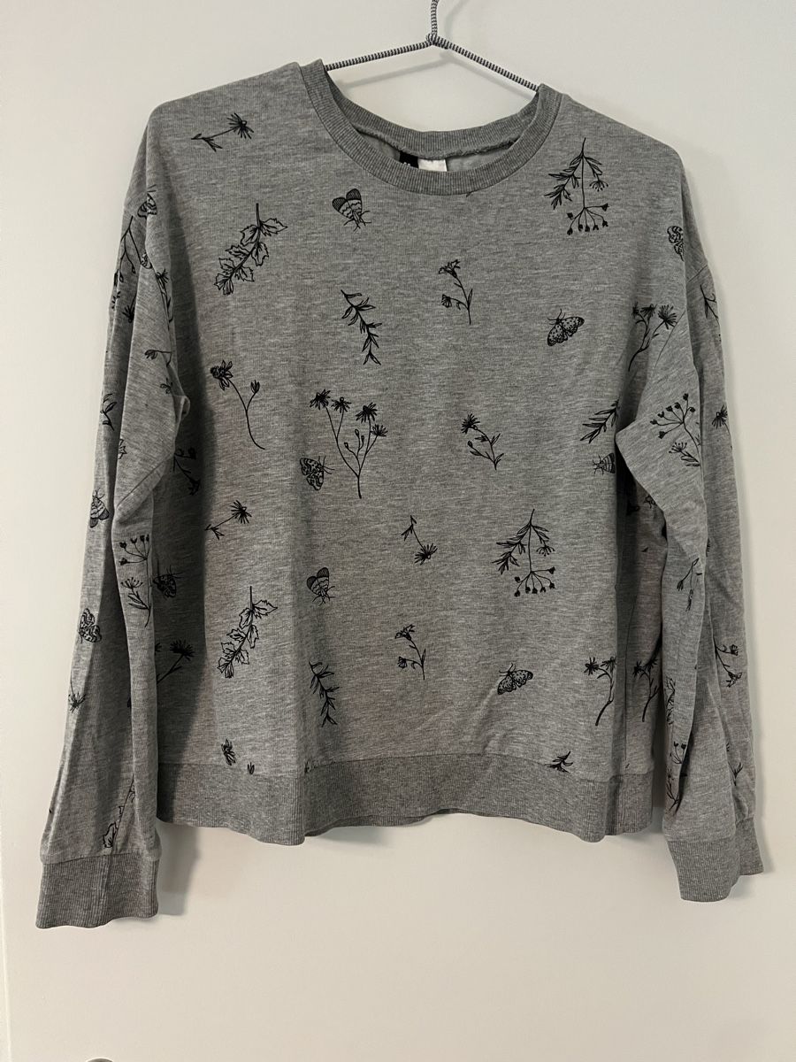 H&M Maglioni & Felpe: Graues Sweatshirt mit Blumen- und Schmetterlingsmuster Gr.M – Usato da Winterthur venduto da mel_wy