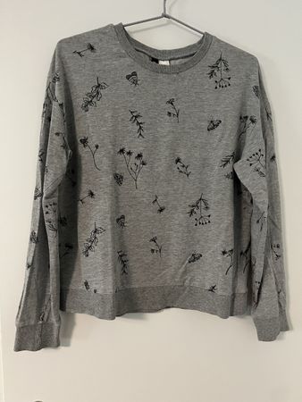 Graues Sweatshirt mit Blumen- und Schmetterlingsmuster Gr.M