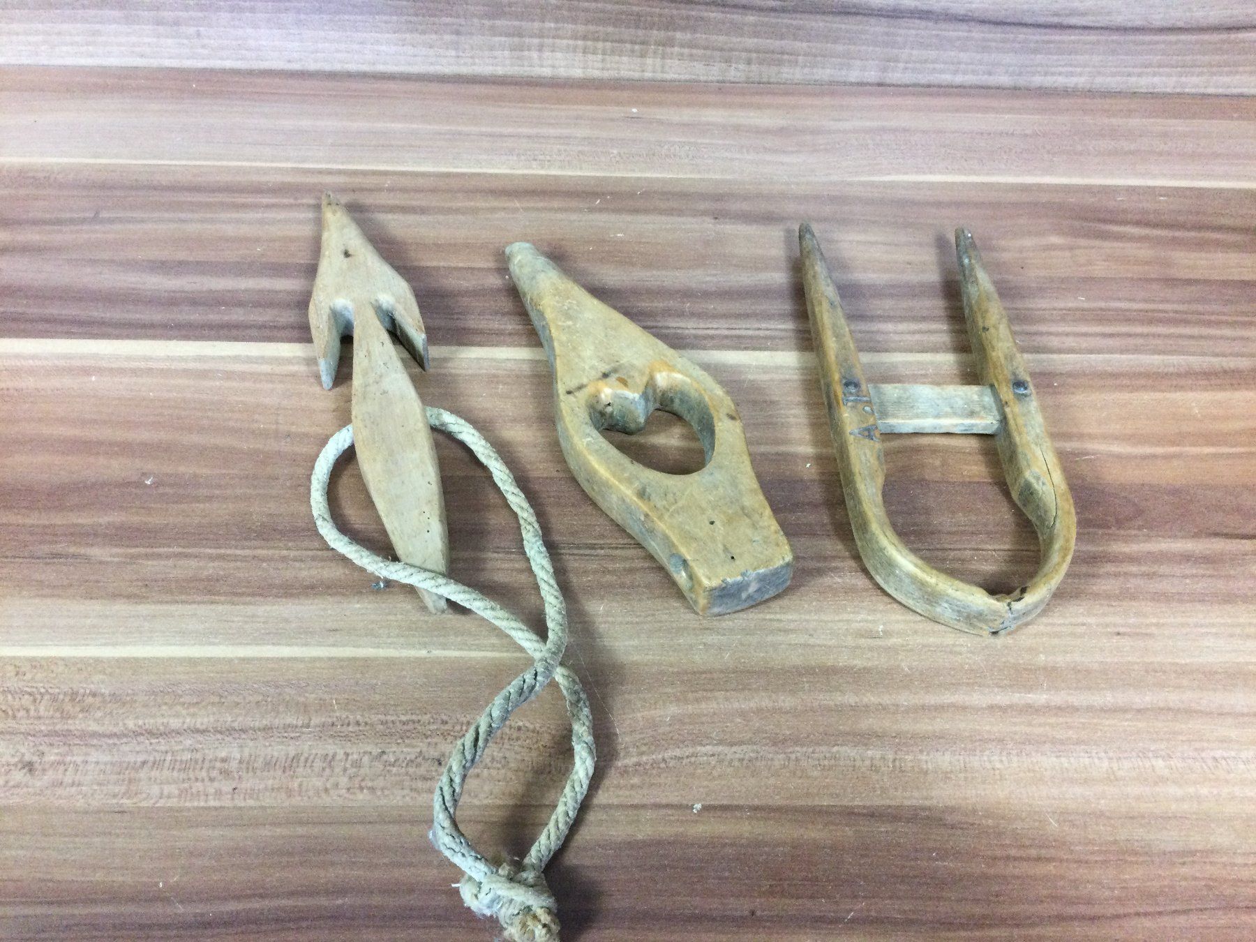 Werkzeuge: Antike gebrauchte Holzteile von Heuseilen – Gebraucht aus Wangen SZ von kuriosum12 5