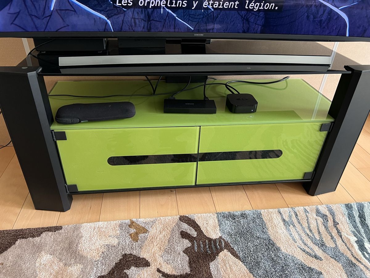Mobili TV: TV-Möbel, schwarz-grünes Glas – Usato da Basel venduto da matlecam 1