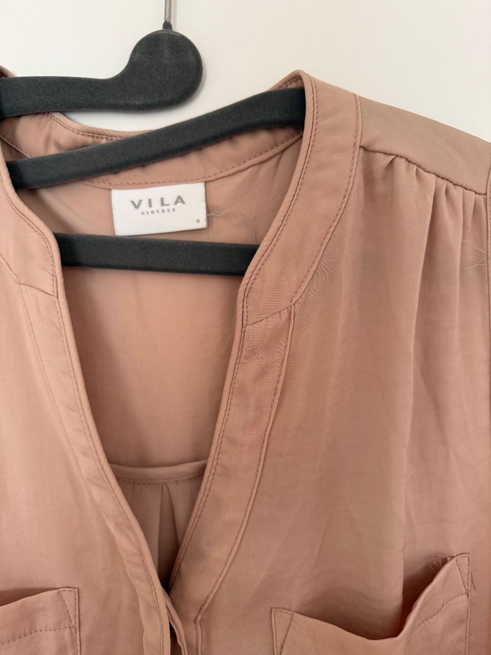 Vila Camicette: Vila Bluse ärmellos beige Groesse S – Usato da Nänikon venduto da tob_g7dm 1