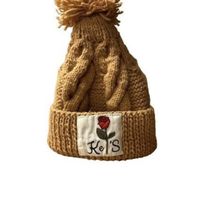 Warme Strickmütze mit Rosen-Applikation - Winteraccessoire