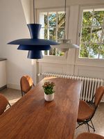 Blaue Hängeleuchte im skandinavischen Design