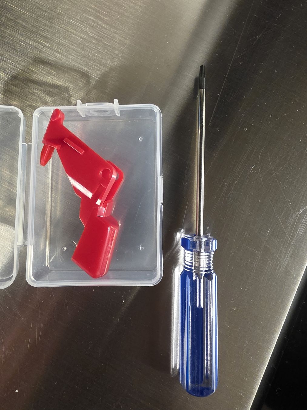 Dyson Staubsauger & Zubehör: Dyson Schalter Knopf Trigger mit Schraubenzieher NEU – Neu und originalverpackt aus Zürich von ZH-Vintage