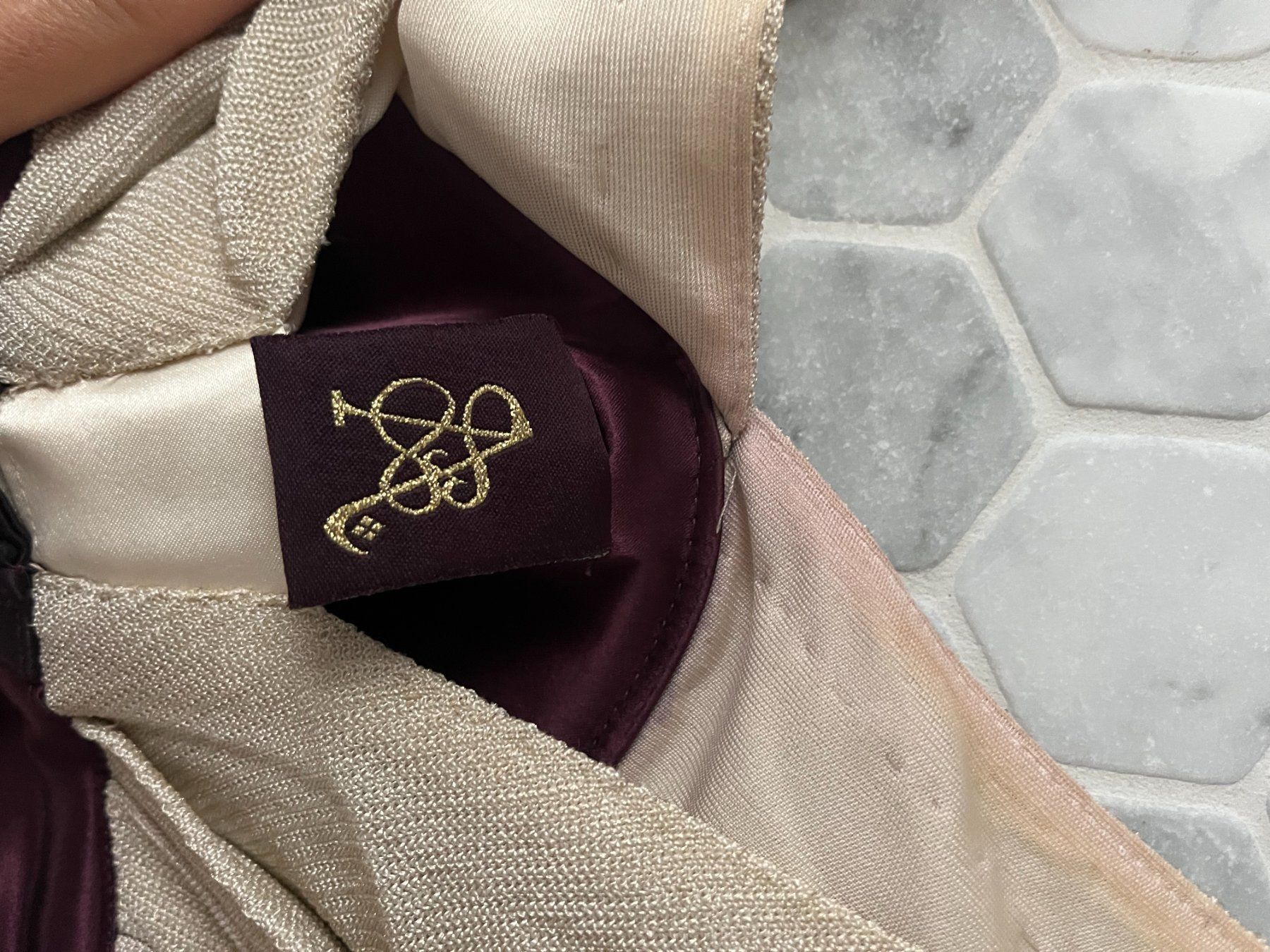 Vestiti: vintage piece with timeless charm and character – Usato da Chenaux venduto da via_cfn8 2