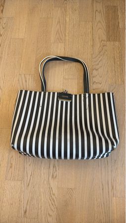 Guess Handtasche gestreift Schwarz/Weiss