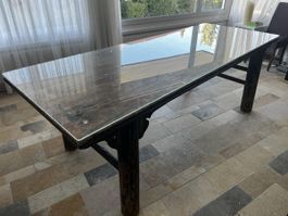 Asiatischer Holztisch mit Glasplatte gebrauchter Zustand