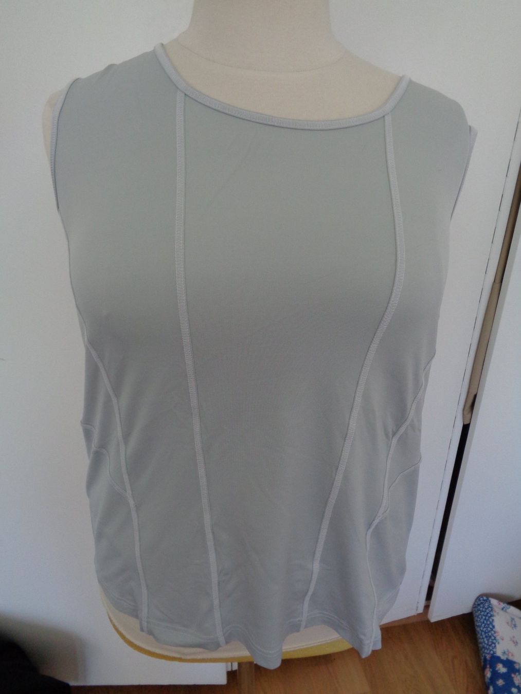 Top: Top gris T. 48 et 50 – Nuovo (secondo la descrizione) da Marin-Epagnier venduto da Madja