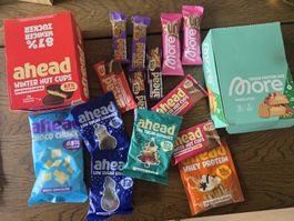 Diverse Proteinriegel und Suesses von Ahead und More