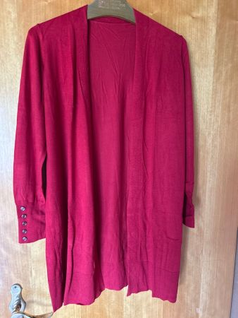 Edle, rote Strickjacke - perfekt für den Sommer!