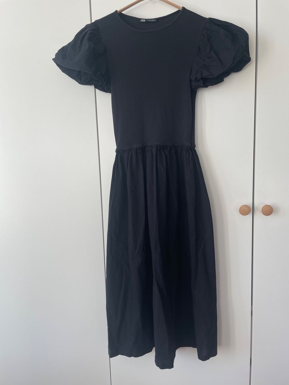 Zara Vestiti: ZARA Schwarzes Midikleid mit Puffärmeln & Rippstrick Gr S – Usato da Neukirch an der Thur venduto da bee88