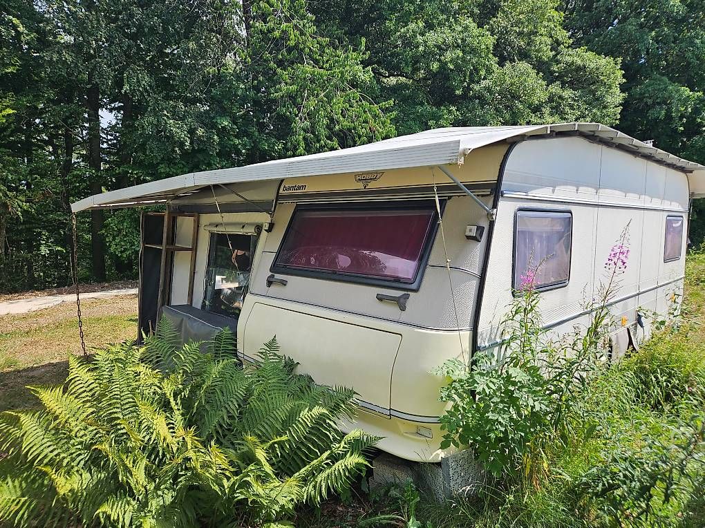 Mobilhome: Wohnwagen mit Vorzelt und Überdach – Usato da Basel venduto da Sthefunny