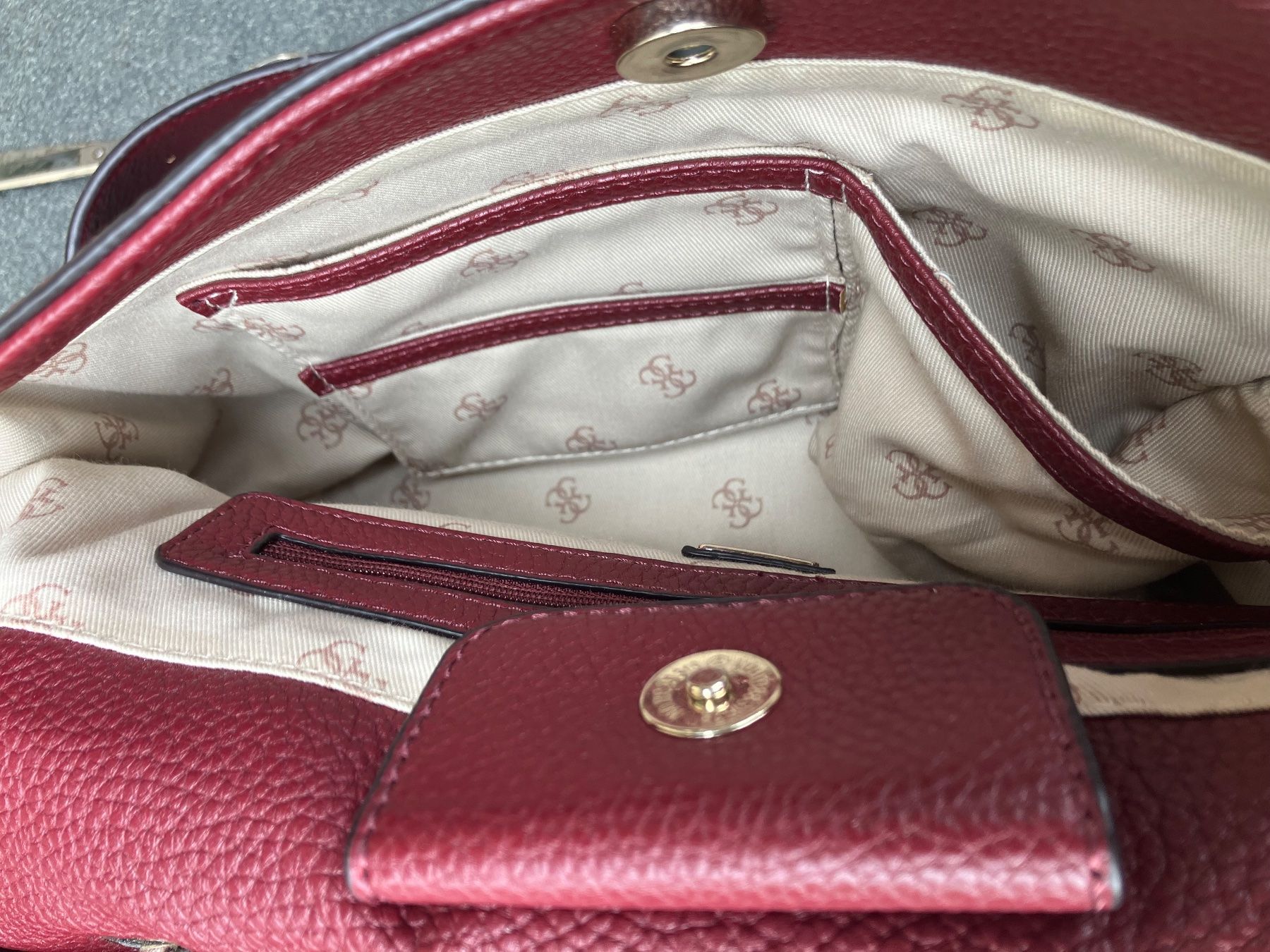 Guess Borse da donna: Neuwertige Tasche von GUESS Farbe berry – Nuovo (secondo la descrizione) da Uster venduto da pri_6r68