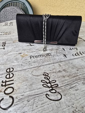 Pochette noire satinée avec chaîne pour femme neuve