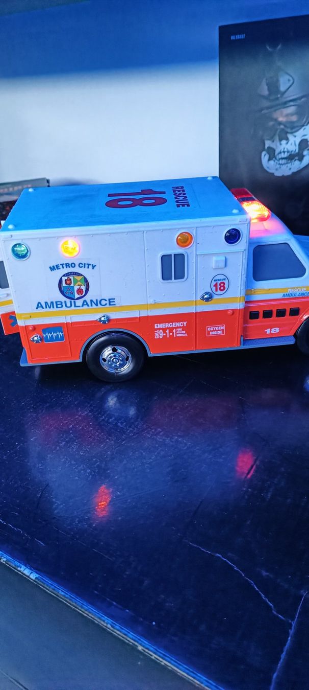 Voitures modèles: USA Ambulanz Modell ca 1:16 – Neuf avec emballage d'origine à Wila par HeikoL02