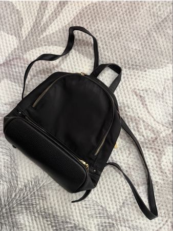 Kleiner Damenrucksack schwarz mit Reissverschluss gut