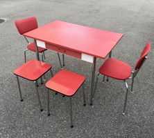 Kelko Vintage Tisch mit 2 Hockern und 2 roten Stühlen