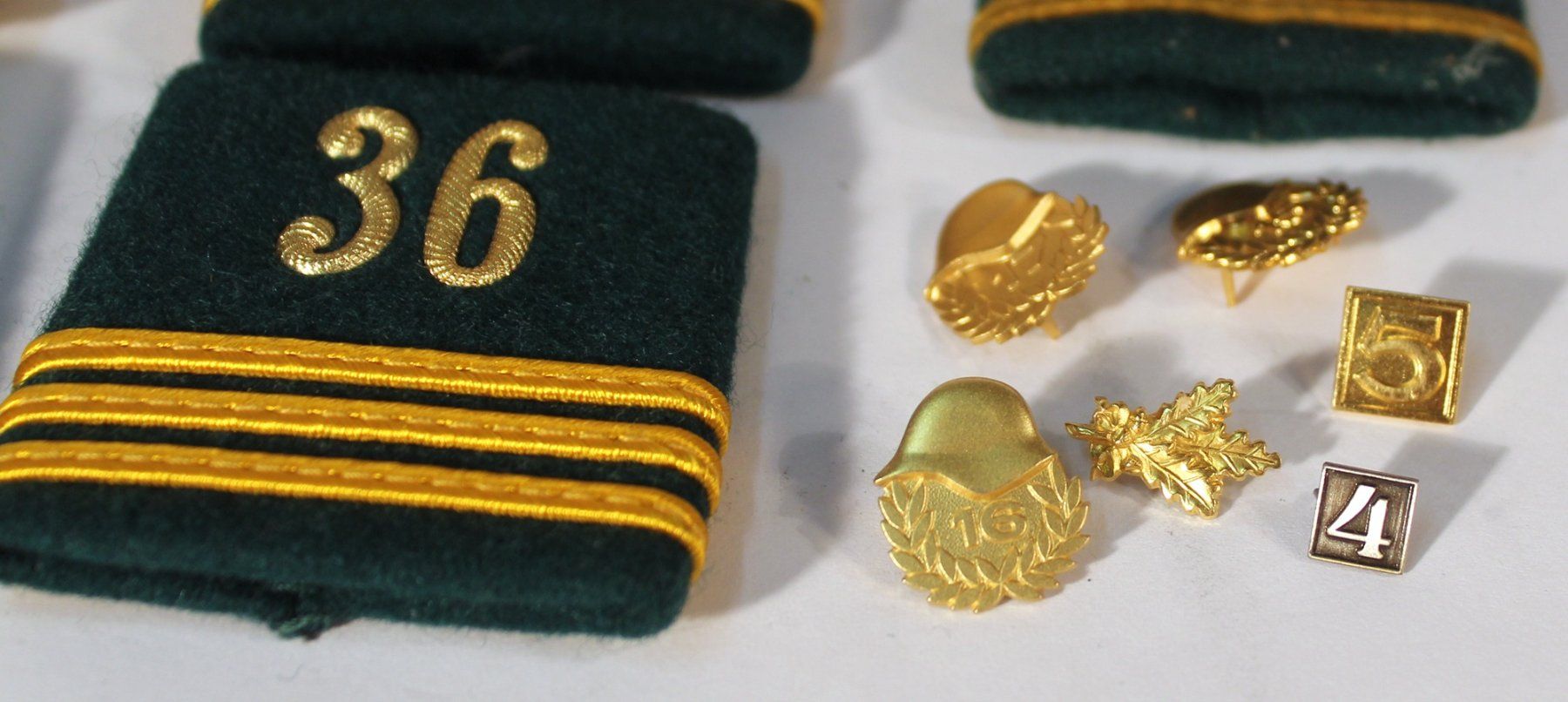 Schweizer Armee Uniformi: Offiziersgürtel Schweizer Armee Patten Hauptmann + Abzeichen – Usato da Zürich venduto da Auctionata 6