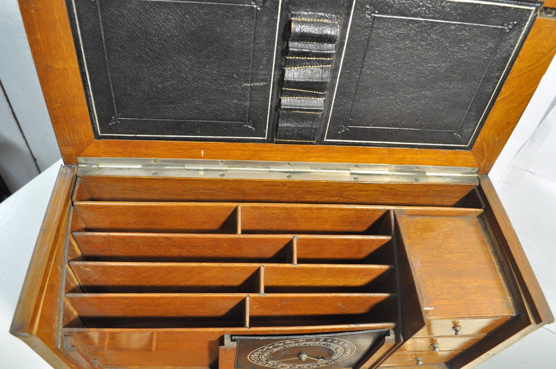 Scrivanie: Ancien Petit bureau portatif – Usato da Neuchâtel venduto da Neuchatel 8