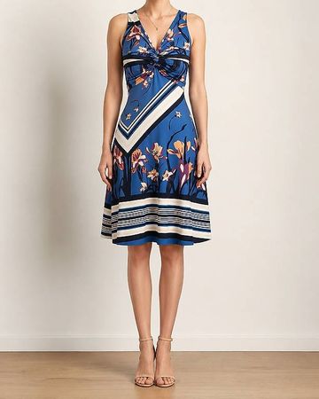 Sommerkleid in Blau mit floralem Muster