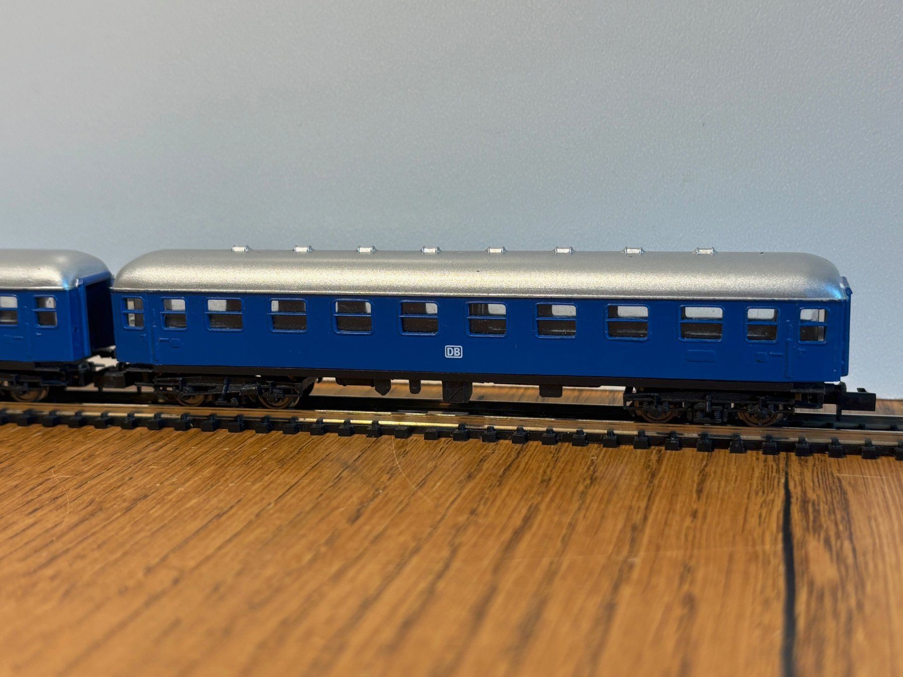 Modelleisenbahnen: *e911:  2 DB Eisenbahnwagen  (Spur N) – Gebraucht aus Birsfelden von Birs_25 1