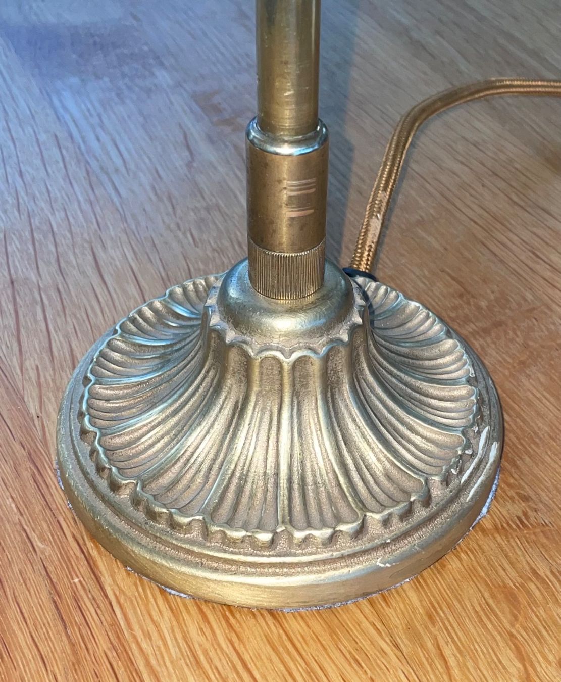 Lampen: Antike Tischlampe Jugendstil Opalglas mit Messingfuss – Gebraucht aus Büsserach von Urkundenflora 2