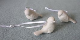 Vögel aus Keramik mit Aufhänger weiss 3Stk.