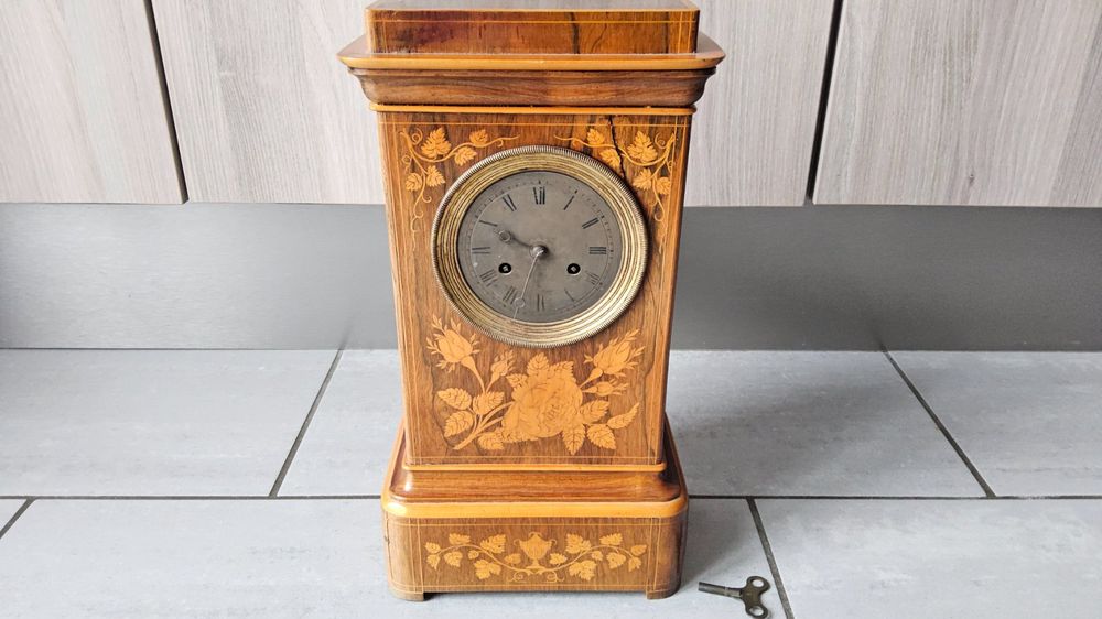 Antique pendule en bois avec marqueterie (Gebraucht) in Malleray für ...