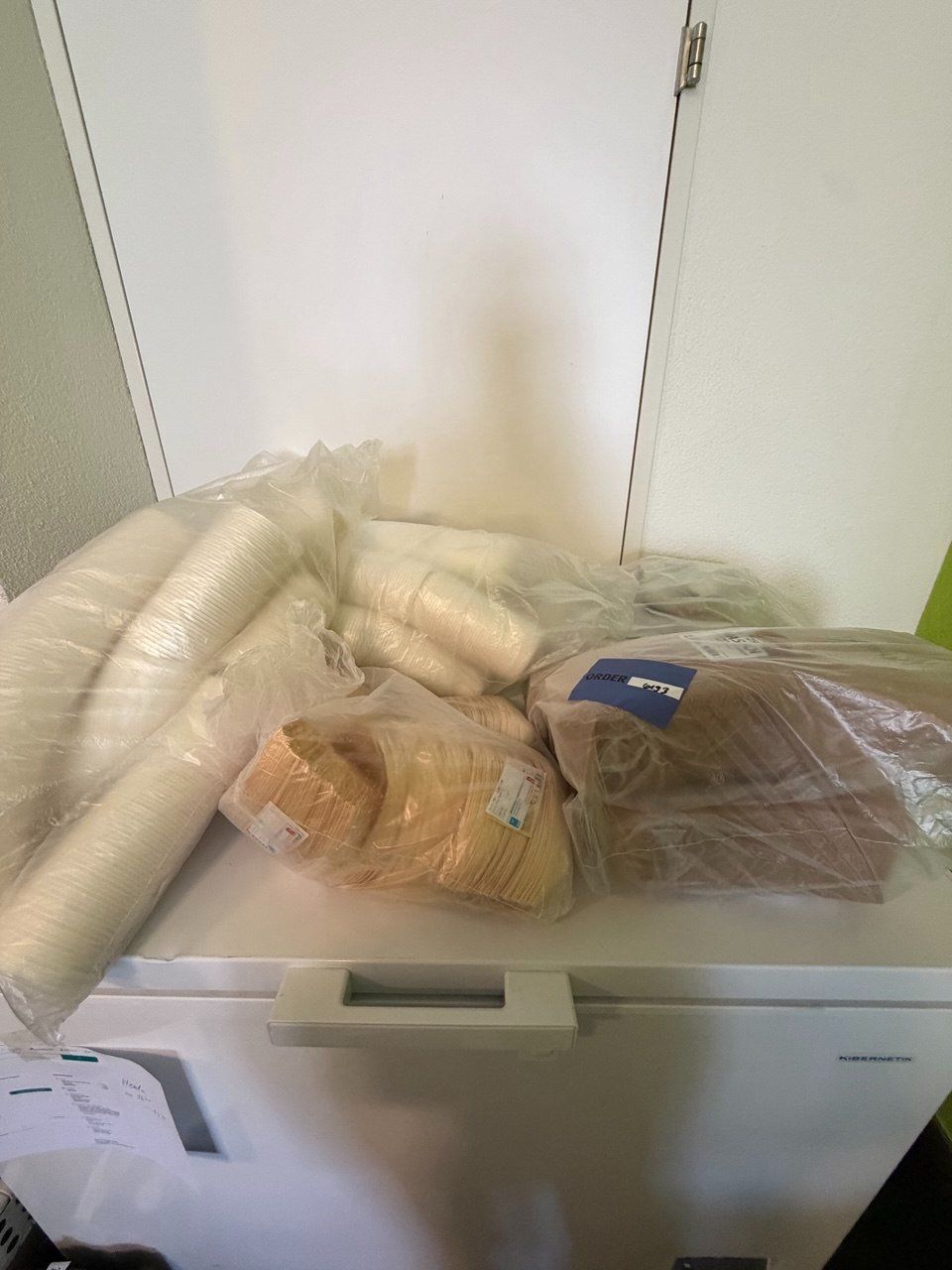 Set di piatti: Grosses Einweggeschir aus Karton-Becher usw. neu – Nuovo e nell'imballaggio originale da Brüttisellen venduto da itprofisgroup 3