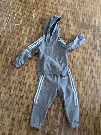 Adidas Trainingsanzug grün Grösse 104 guter Zustand