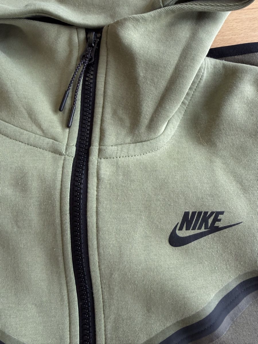 Nike Pullover & Sweatshirts: Nike Tech Sweat zippé vert sauge – Gebraucht aus Fontainemelon von erin.blm 4