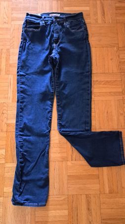 levi taille 29, bon état 