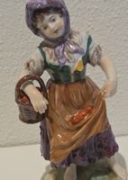 Sitzendorf Porzellanfigur „Mädchen mit Korb“.