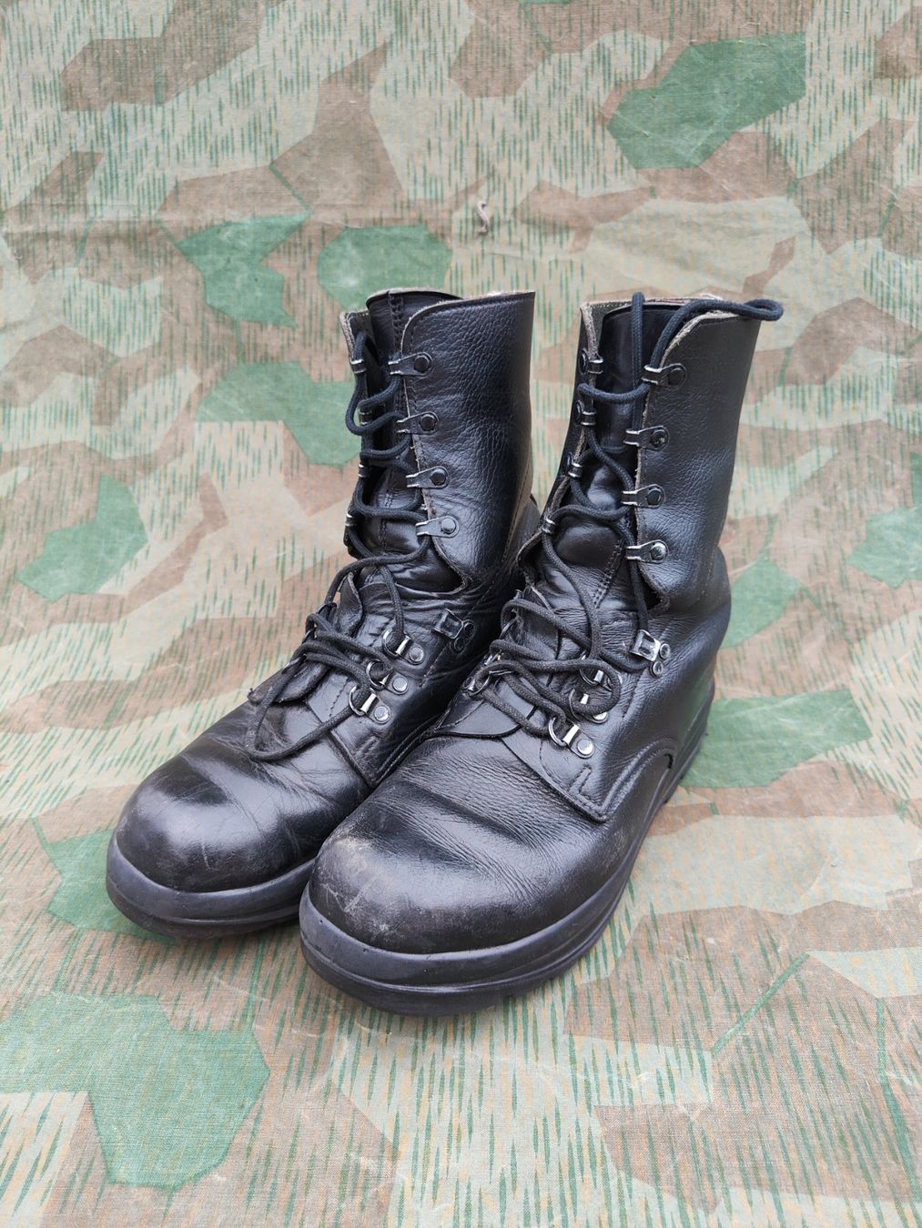 Schweizer Armee Uniformi: Kampfstiefel Ord. 1990, Grösse 280 5, MINERVA – Usato da Bauma venduto da SwissMilitaria