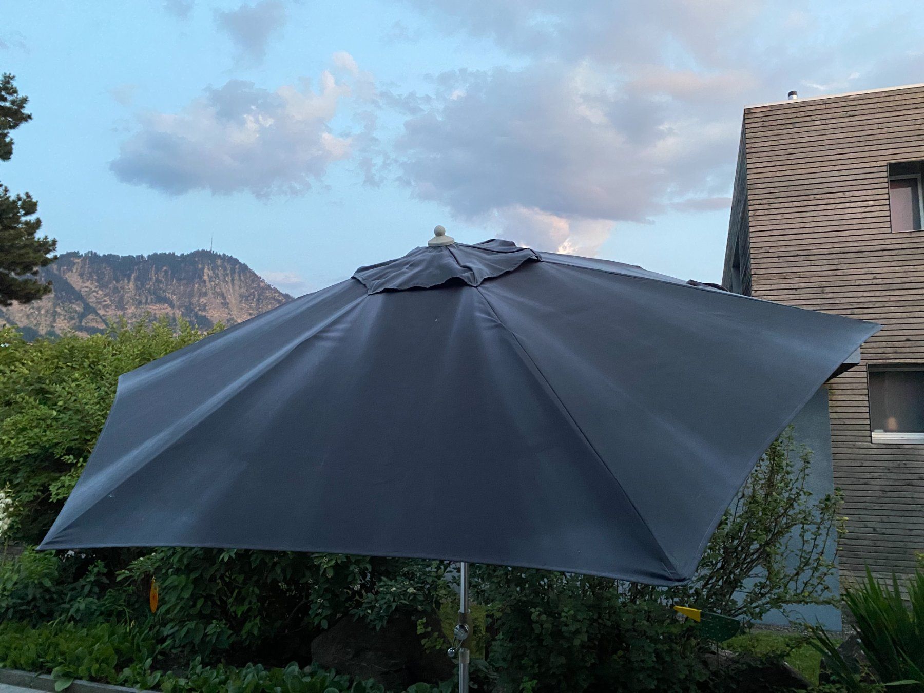 Sonnenschirme: Polyester Sonnenschirm mit Granit-Sockel – Gebraucht aus Landquart von Pst3 2