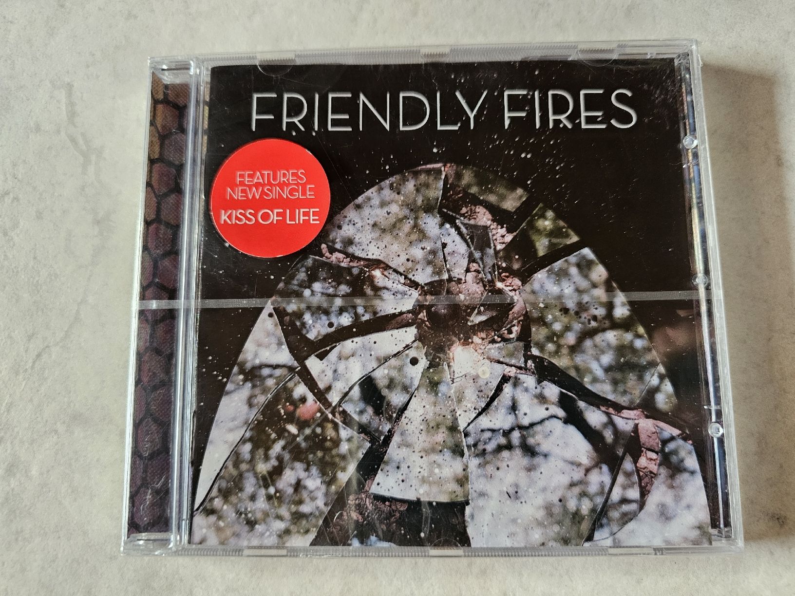 CD: Friendly Fires  -  Friendly Fires  /  Fabrikneu – Nuovo e nell'imballaggio originale da Schneisingen venduto da backstore24