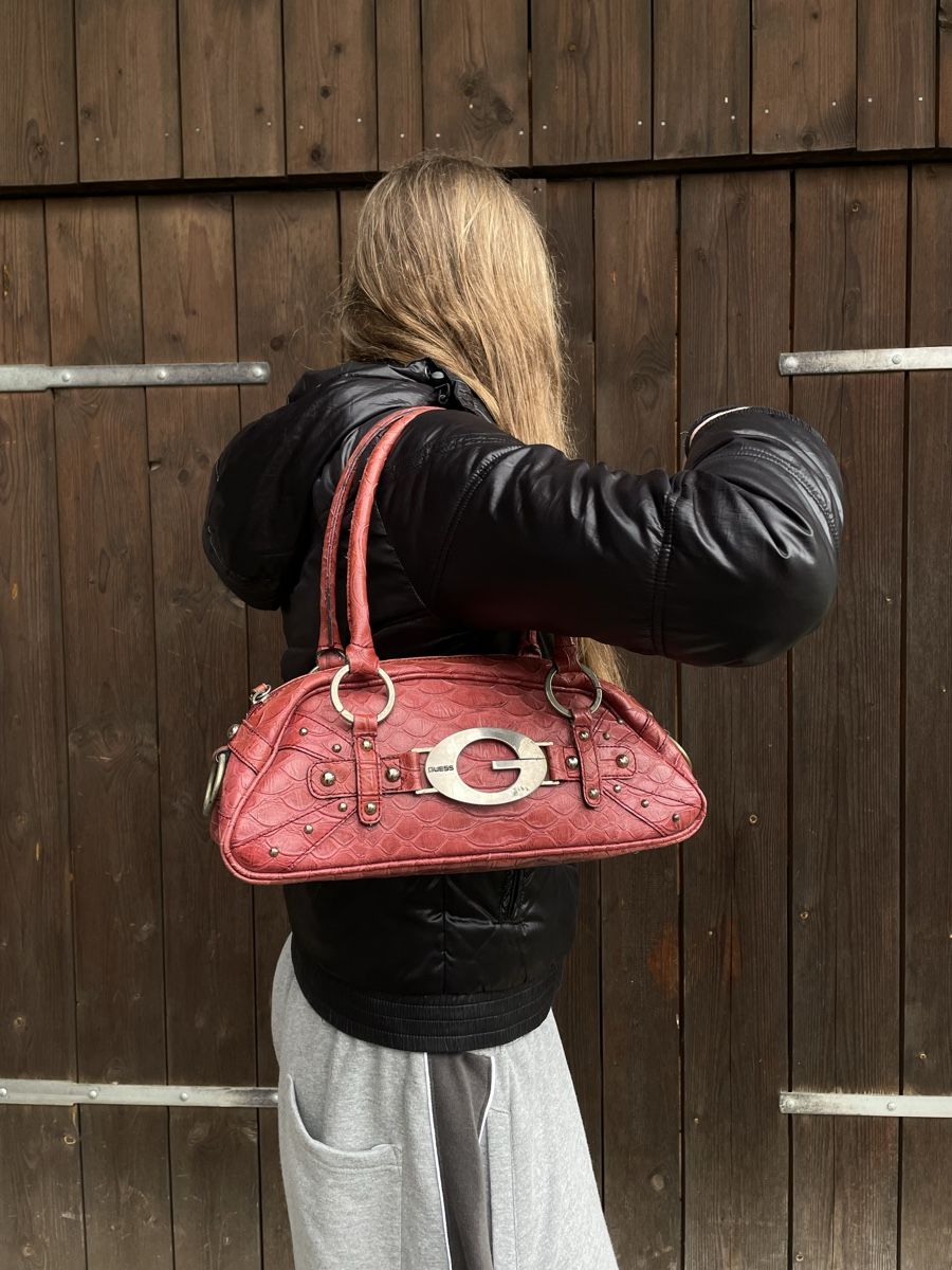 Guess Borse da donna: Guess Handtasche, Kroko-Optik, rot – Usato da Eggenwil venduto da CNSRVINTAGE 7