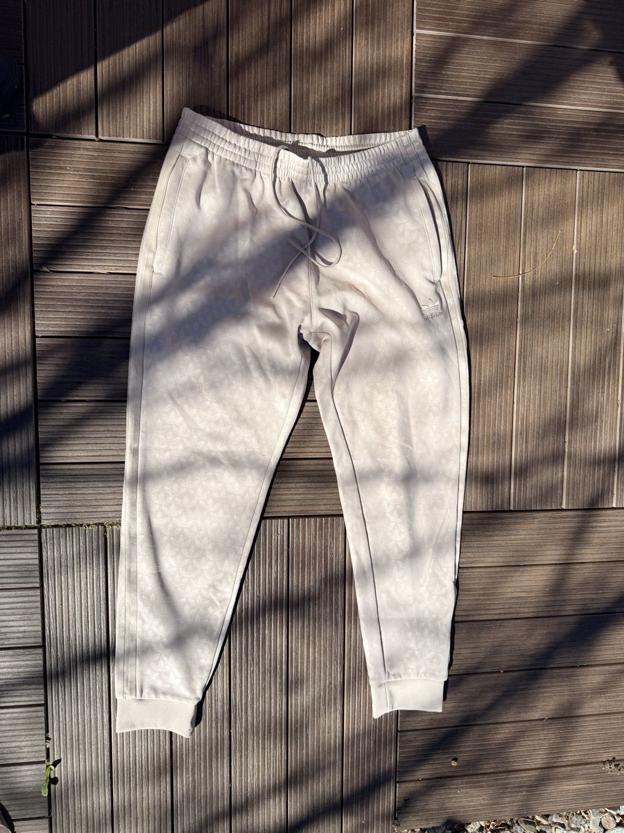 Adidas Pantaloni: Pantalon de training adidas – Usato da Vétroz venduto da est_xyr5