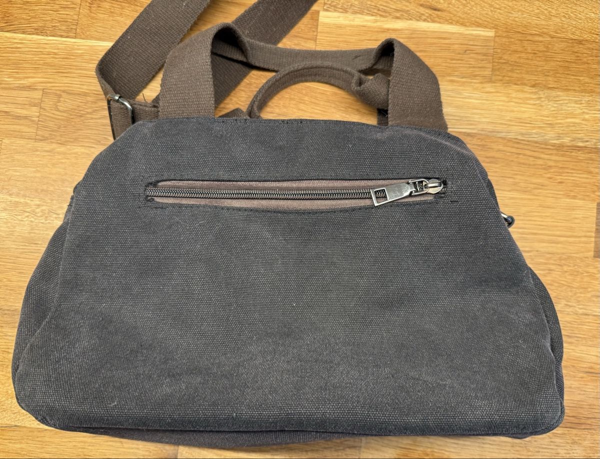 Taschen für Damen: Geräumige Umhängetasche, viele Fächer, braun – Gebraucht aus Dürnten von elload 1
