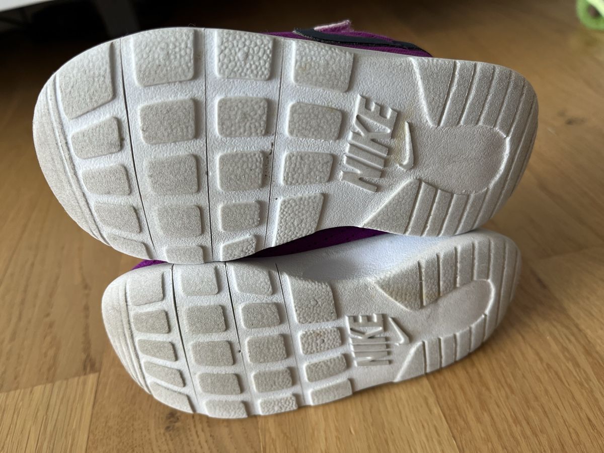 Nike Scarpe per ragazze: Nike Sneakers Kinder Schuhe Gr.23.5 – Usato da Root venduto da Kametaro 2
