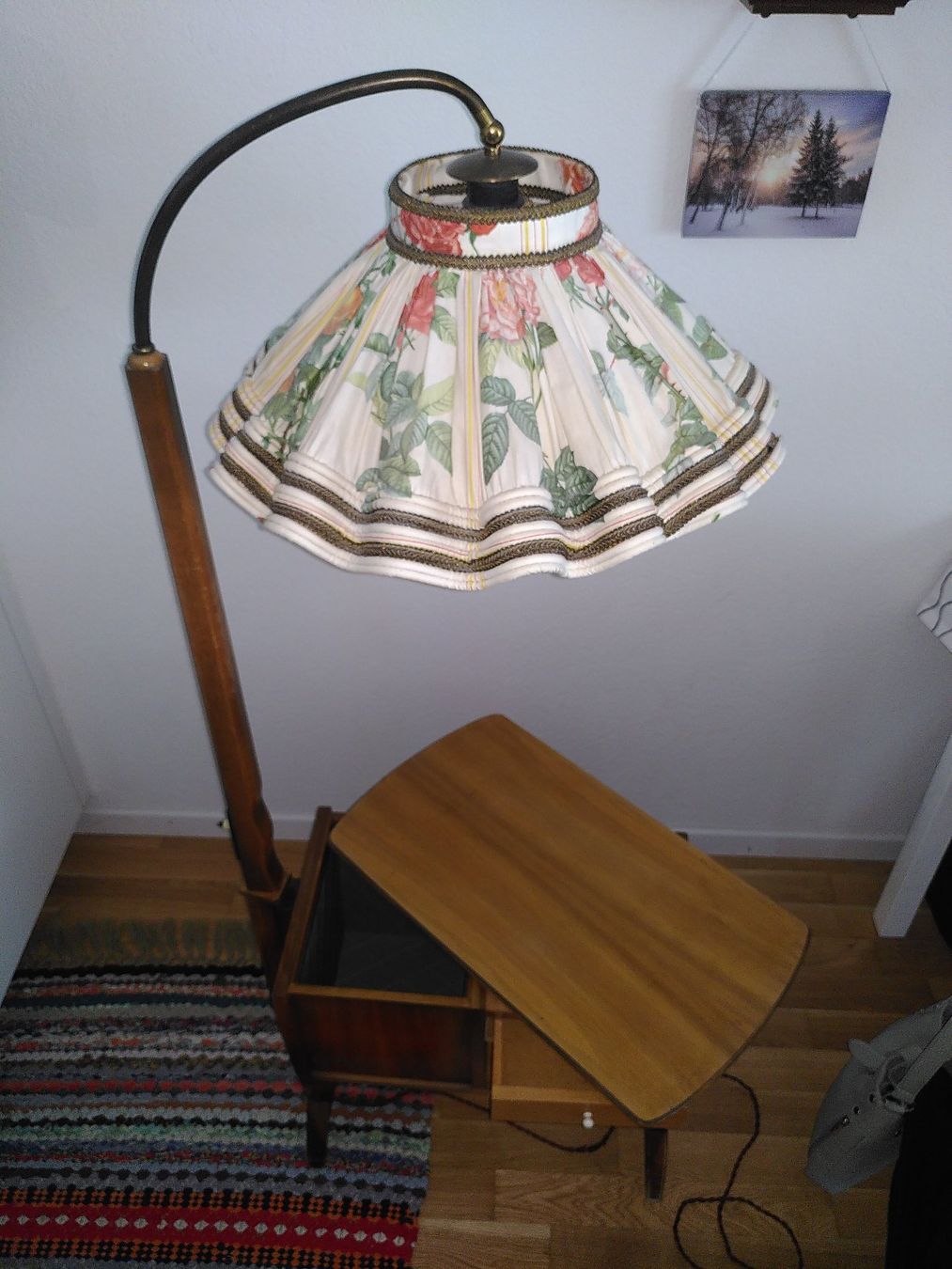 Nachttische: Antiker Beistelltisch mit Lampe – Gebraucht aus Russikon von kaufenkaufenkaufen 1